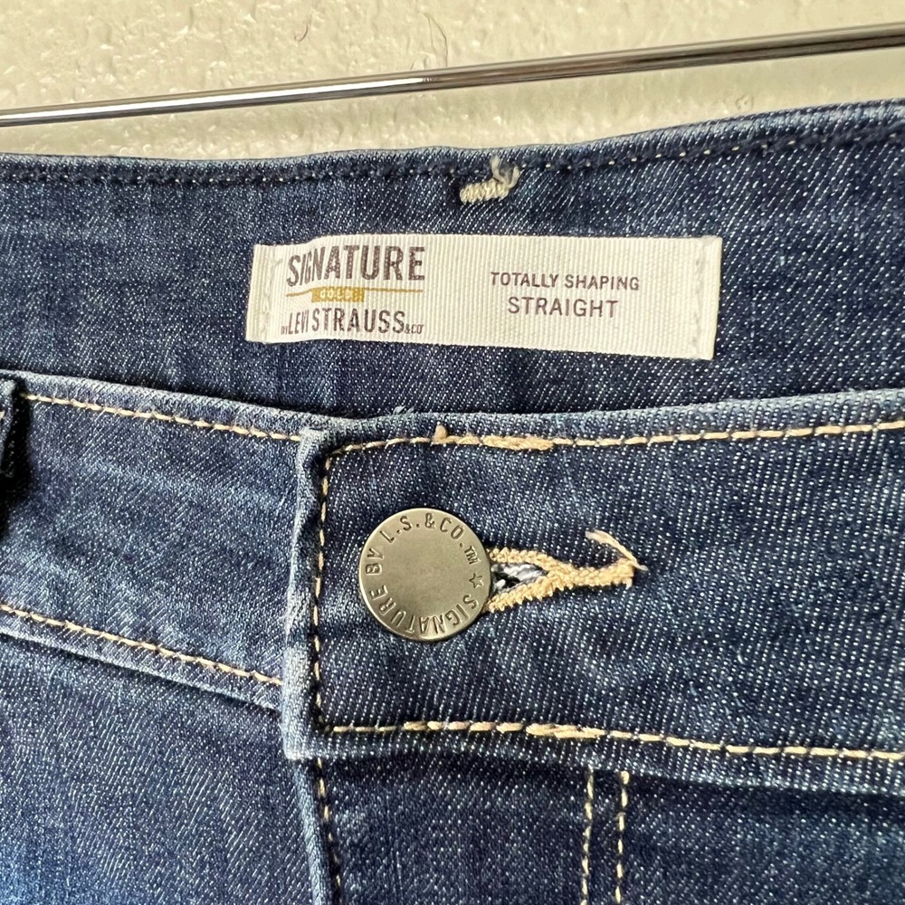 Signature by Levi Strauss Women Totally Shaping Straight Jeans Dark Wash 31x28 - Picture 3 of 9